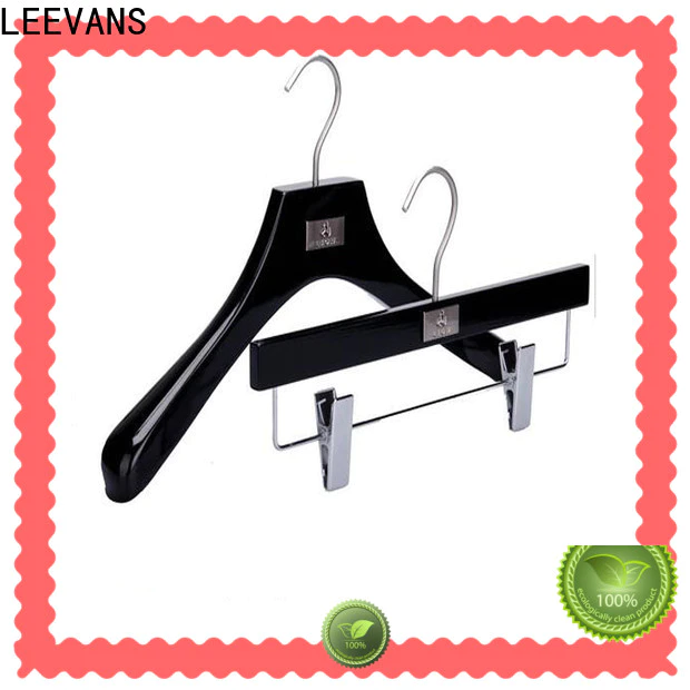 LEEVANS wooden coat hangers with trouser clips Supply