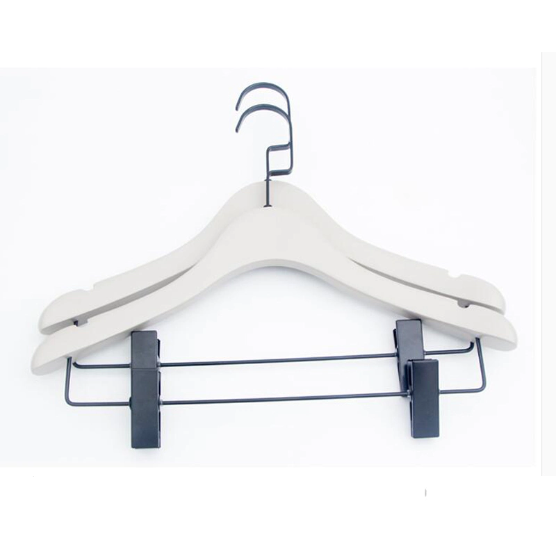 LEEVANS High-quality coloured wooden coat hangers Supply