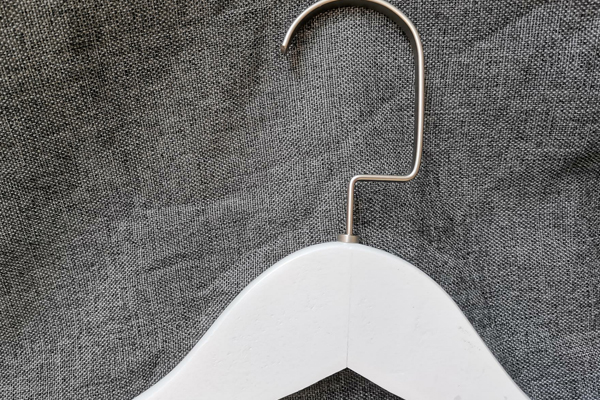 product-coat hanger in white-LEEVANS-img