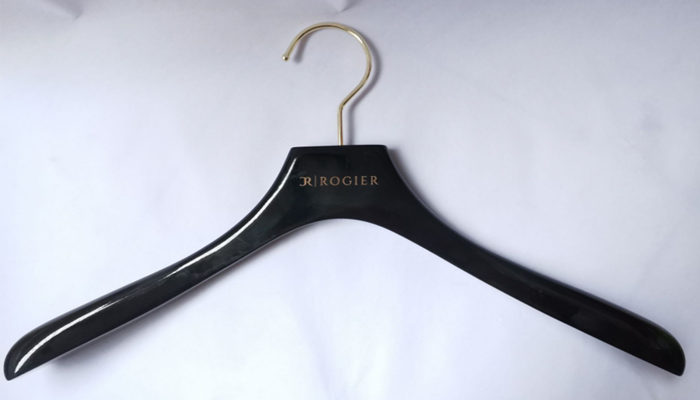 Coat hanger in shining black ,shoulder width 4cm