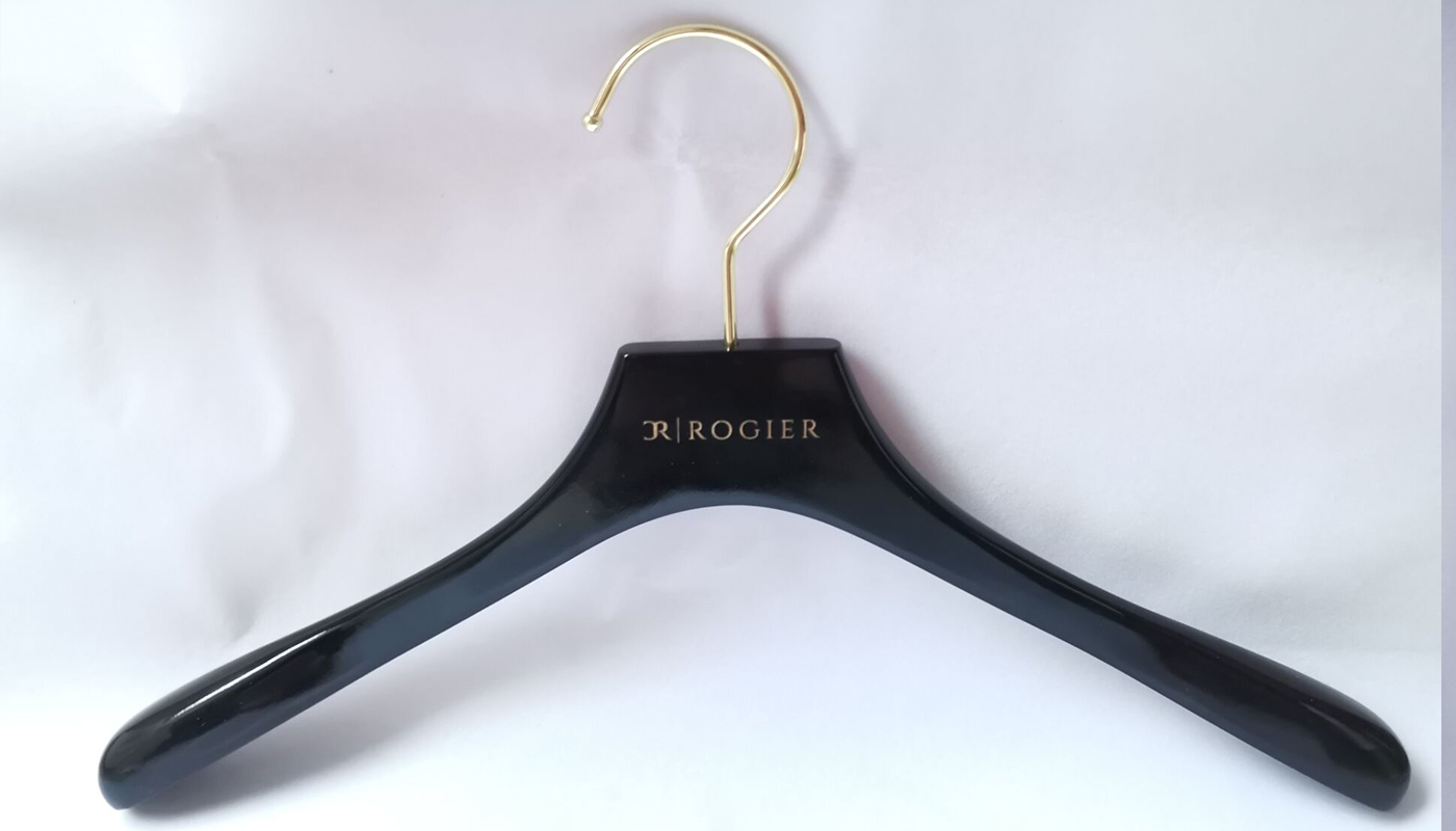 Shirt hanger in shining black and shoulder size 3cm