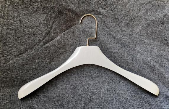 Smooth hangers in creamy white