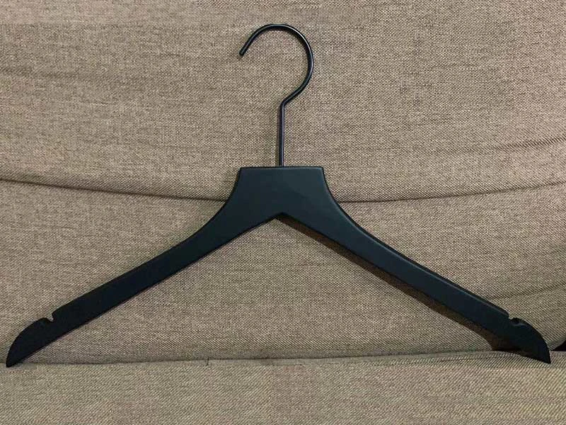 Black Wooden Hanger With Slot / Without Slot , Shopping bag ,tissue paper and sticker with brand logo