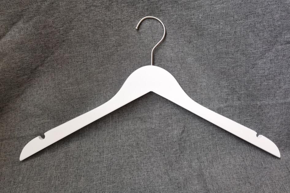 Top hanger in white wooden and silver hook