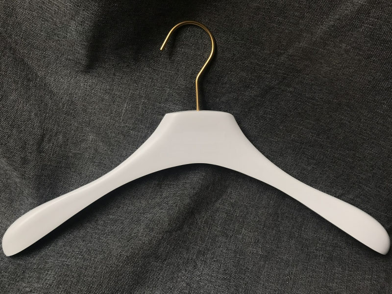 product-Matt White hanger with gold hook ,Brand name on top hanger in white-LEEVANS-img