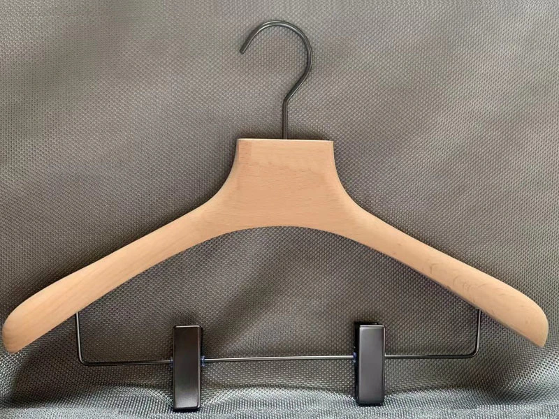 Widely shoulder beech wooden hanger ,wooden hanger with clips