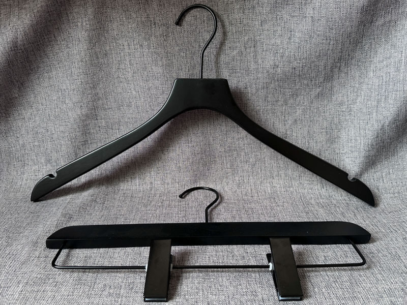 product-black wooden hanger-LEEVANS-img